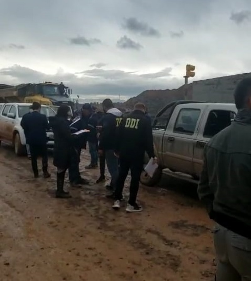 La justicia y la polica desalojan el bloqueo en Loma Negra